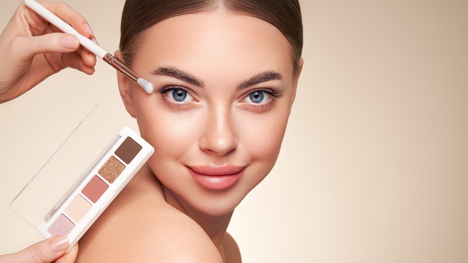 Eyeliner et paupières tombantes : Comment créer un effet liftant et ouvrir votre regard - Estelle Beauté