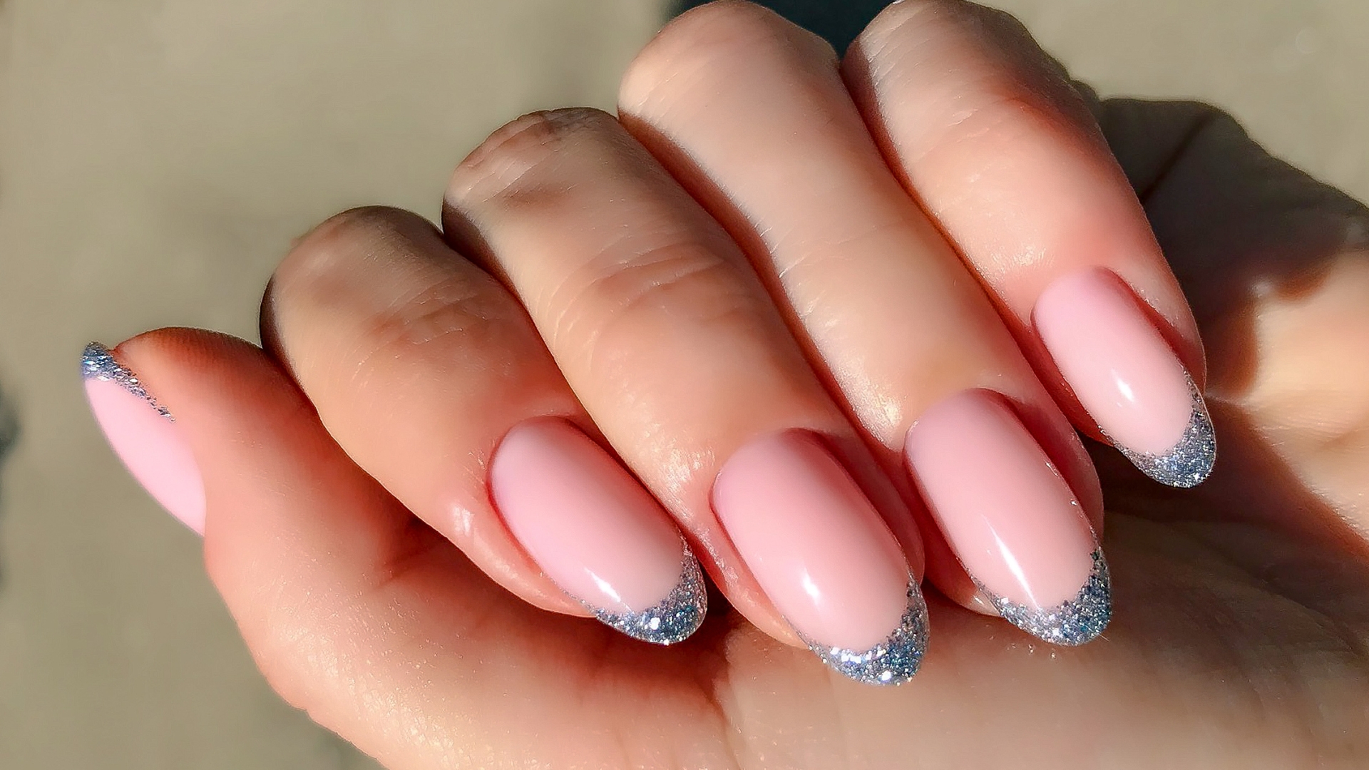 Pailleté francés: Reinventa la manicura clásica con un toque de glamour y brillo - Estelle Beauté